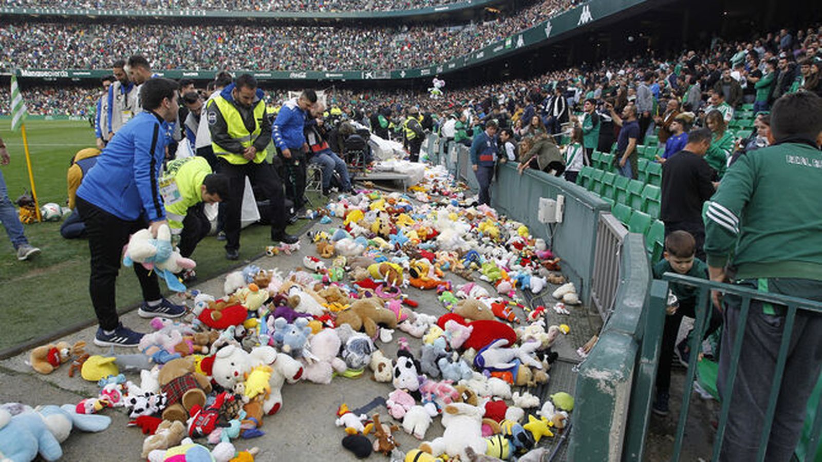 Una imagen de una de las lluvia de peluches en el Benito Villamarín.