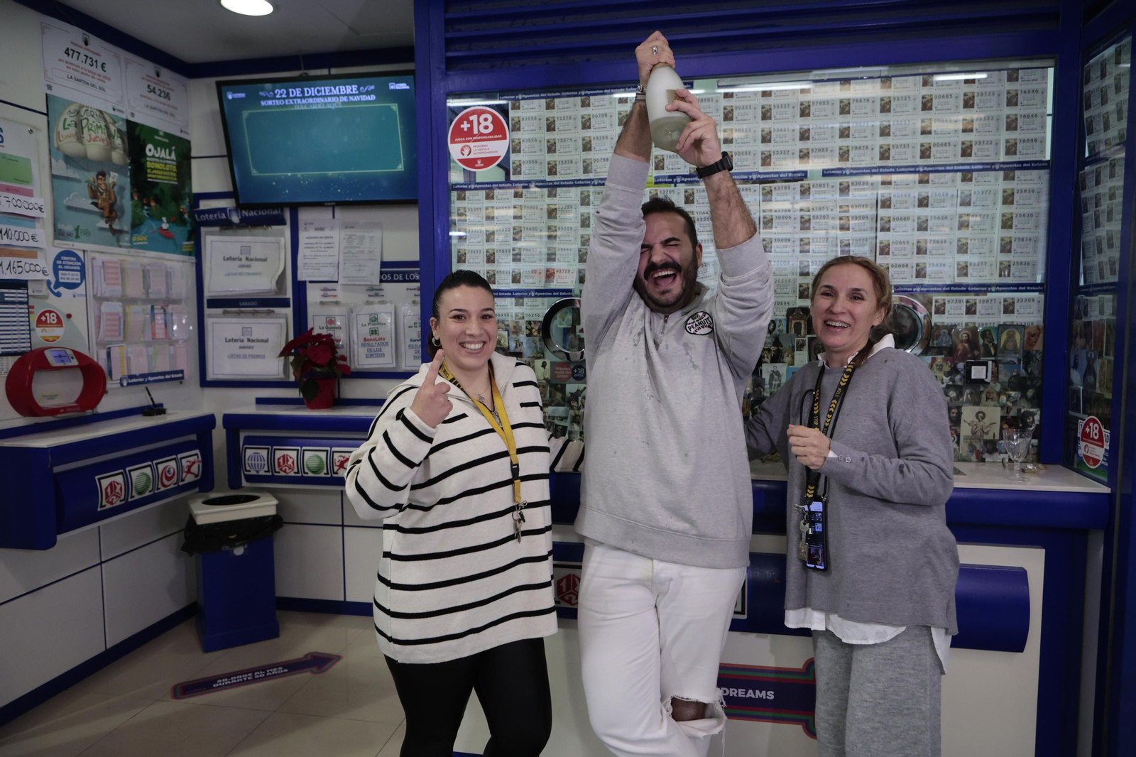 Alegría entre los premiados con el Gordo de la Lotería de Navidad