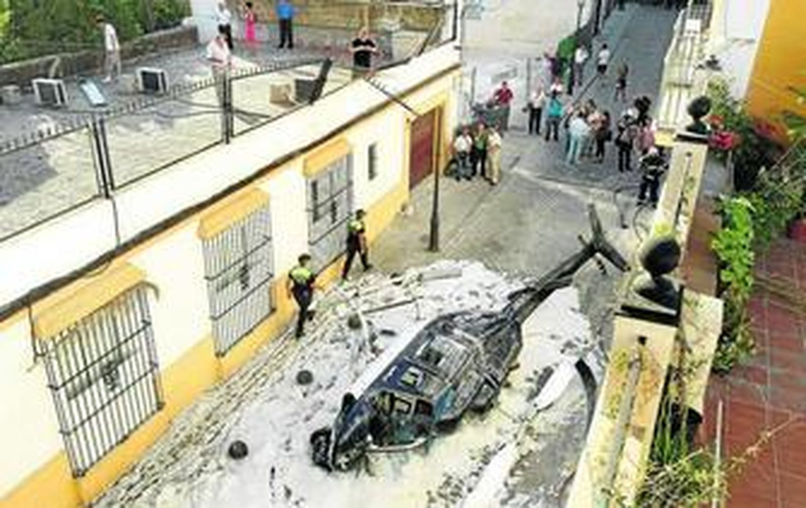 Estado en el que quedó el helicóptero, en la calle San Juan de El Puerto de Santa María.