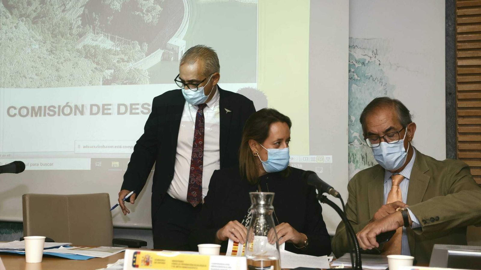 De pie, el presidente de la CHG, Joaquín Páez, en la comisión de gobierno de la CHG, que se reunido este lunes y que ha acordado pedir el decreto de sequía al Gobierno central para la cuenca del Guadalquivir.