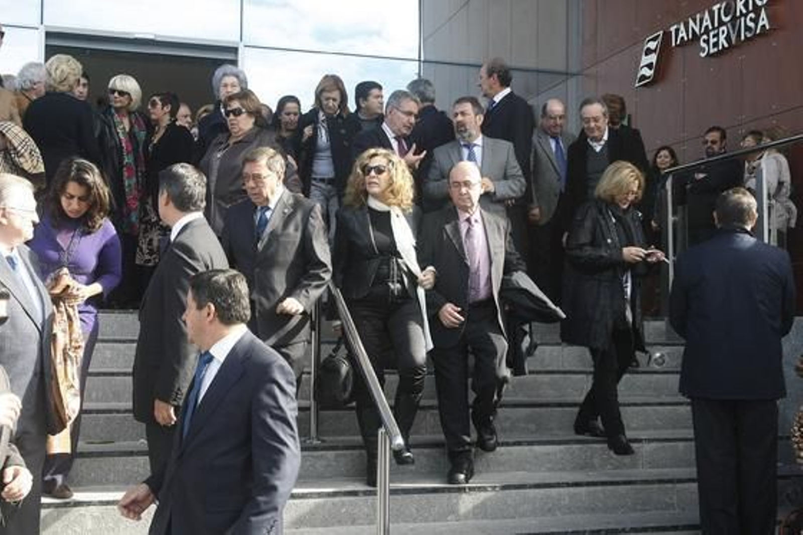 Cientos de personas acuden al funeral del concejal Evelio Ingunza.

Foto: Jose Braza