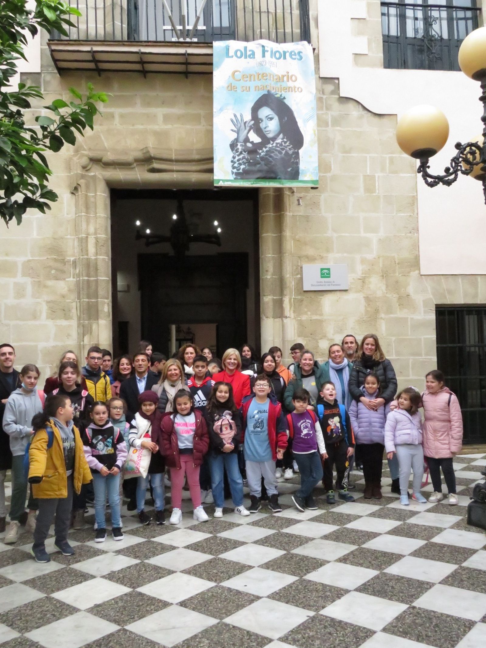 Alumnos del CEIP La Ina, en el CADF junto al cartel de Lola.