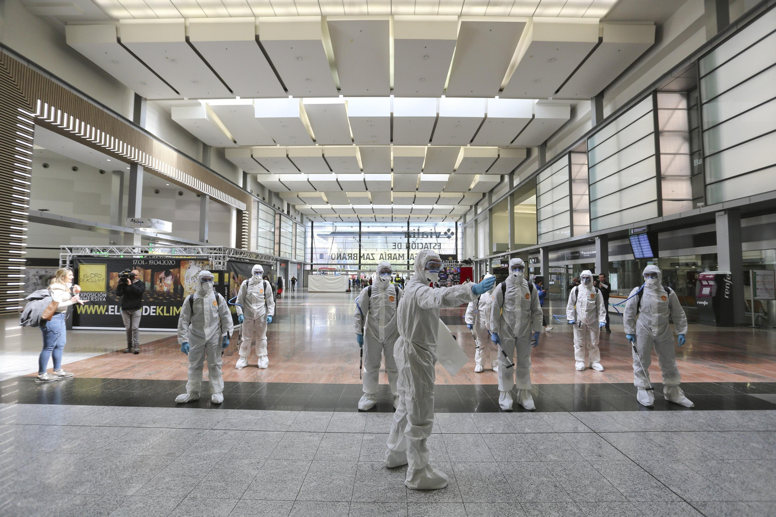 Efectivos de la Unidad Militar de Emergencias en marzo de 2020, vestidos con EPI para desinfectar Vialia.