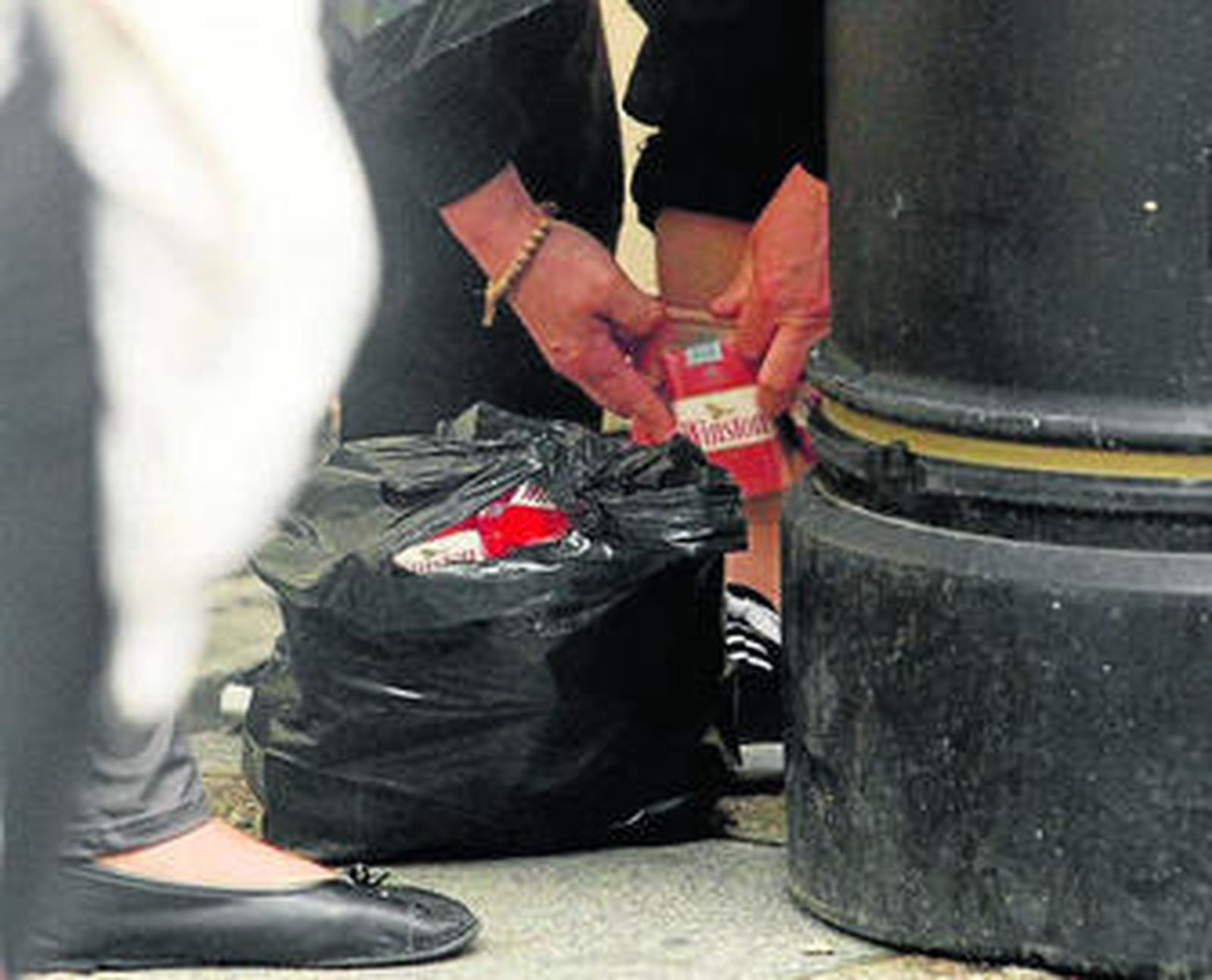 Una mujer oculta tabaco en su ropa para pasarlo de Gibraltar a La Línea.