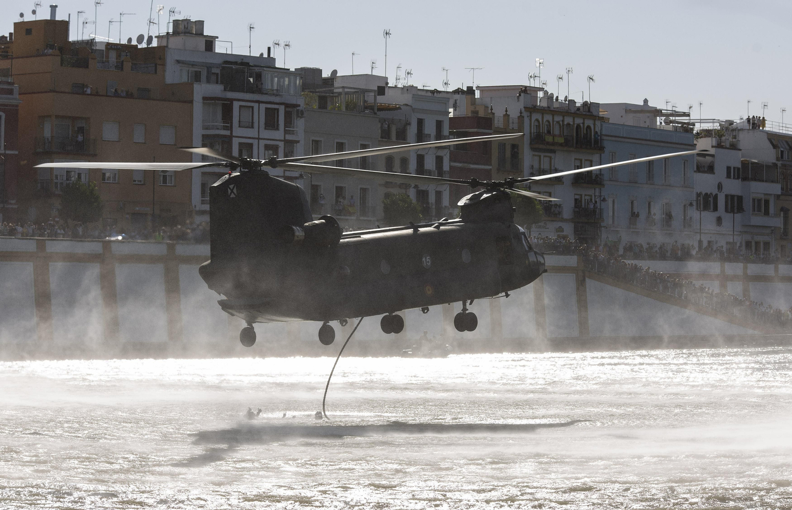 La demostración del Ejército en el Guadalquivir