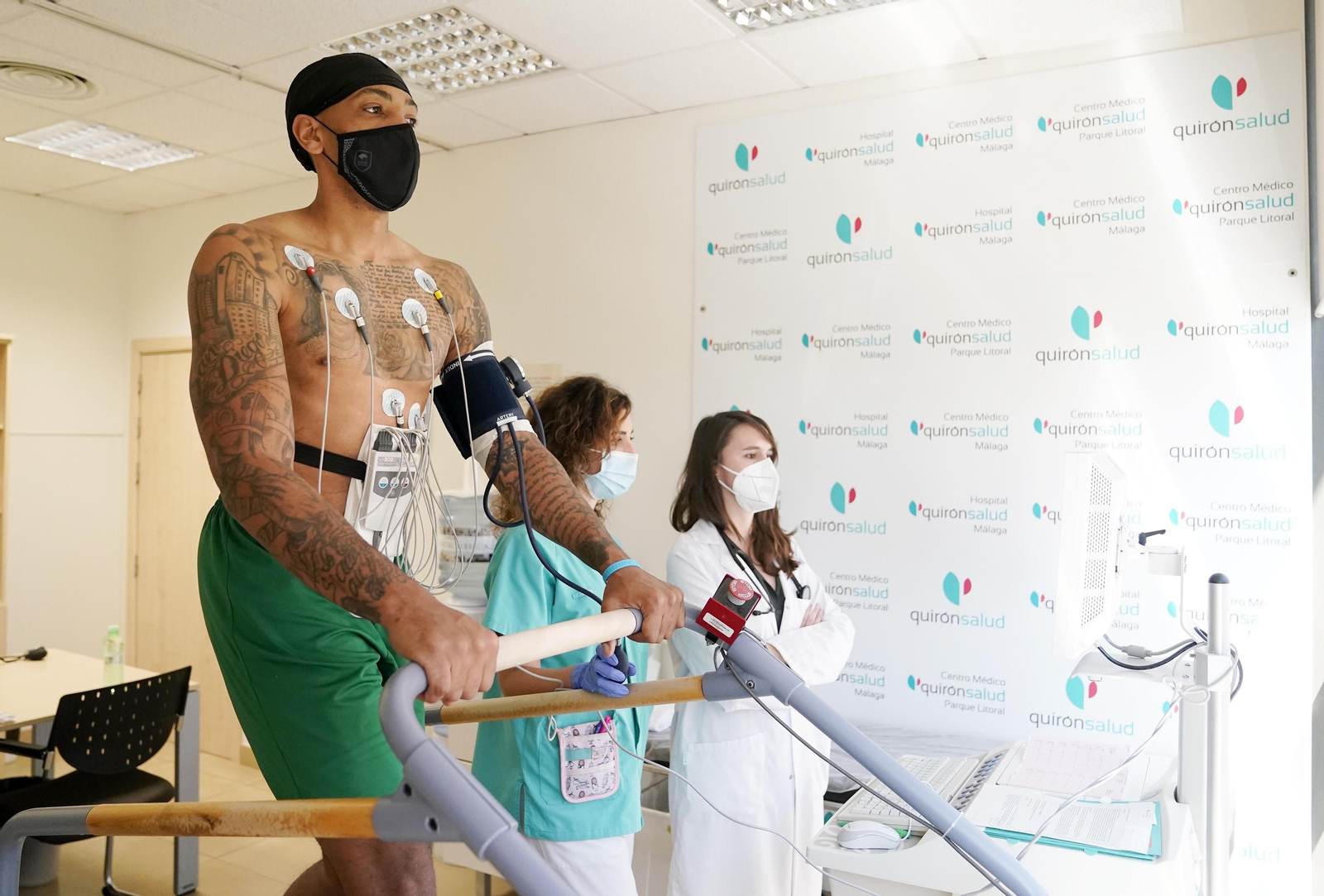 Las fotos del primer día de Malcolm Thomas: aeropuerto, examen médico y entrenamiento