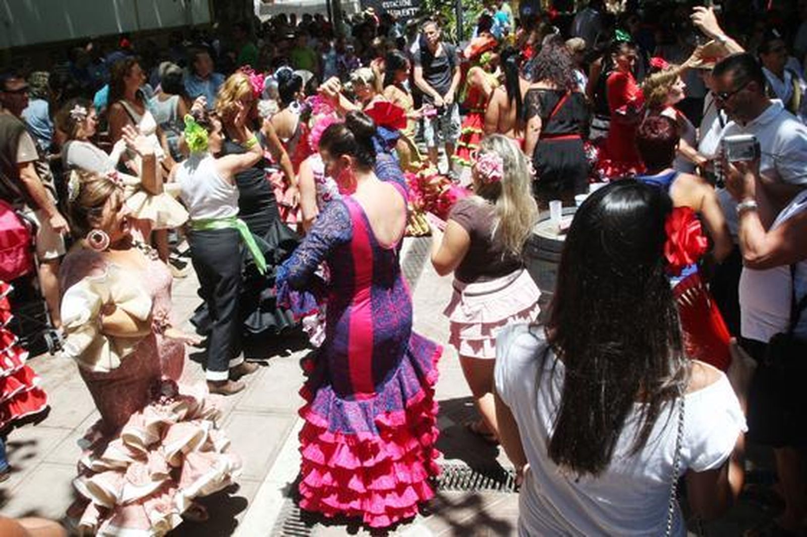 Muchas personas bailan sevillanas en el centro de La Línea, en plena fiesta del Domingo Rociero.  Foto: Paco Guerrero