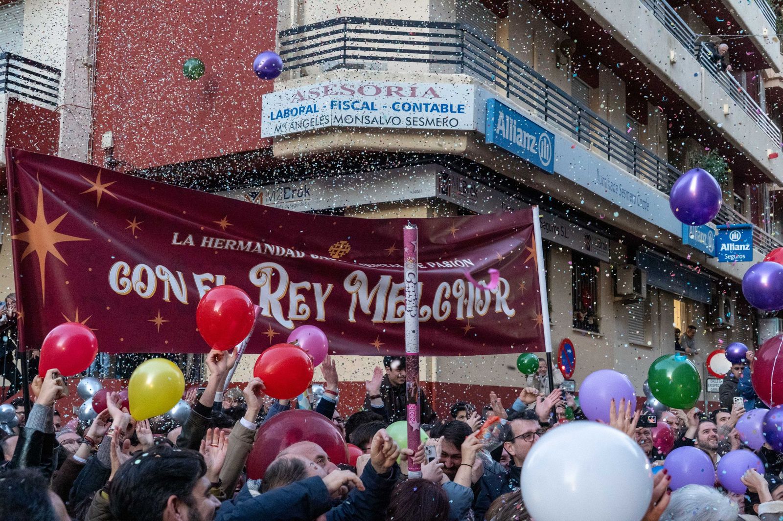 Las mejores fotografías del recorrido y la llegada al ayuntamiento de la cabalgata de Reyes Magos 2026