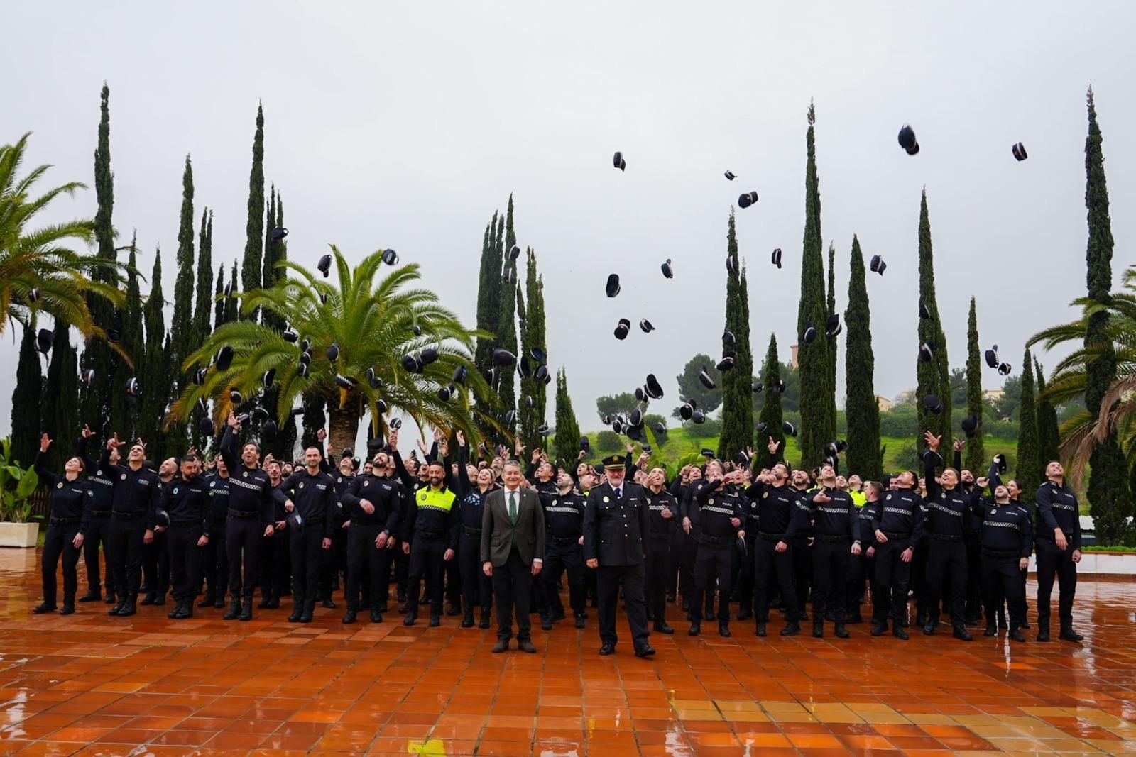 Antonio Sanz, con los 163 policías locales que han superado el curso del IESPA.