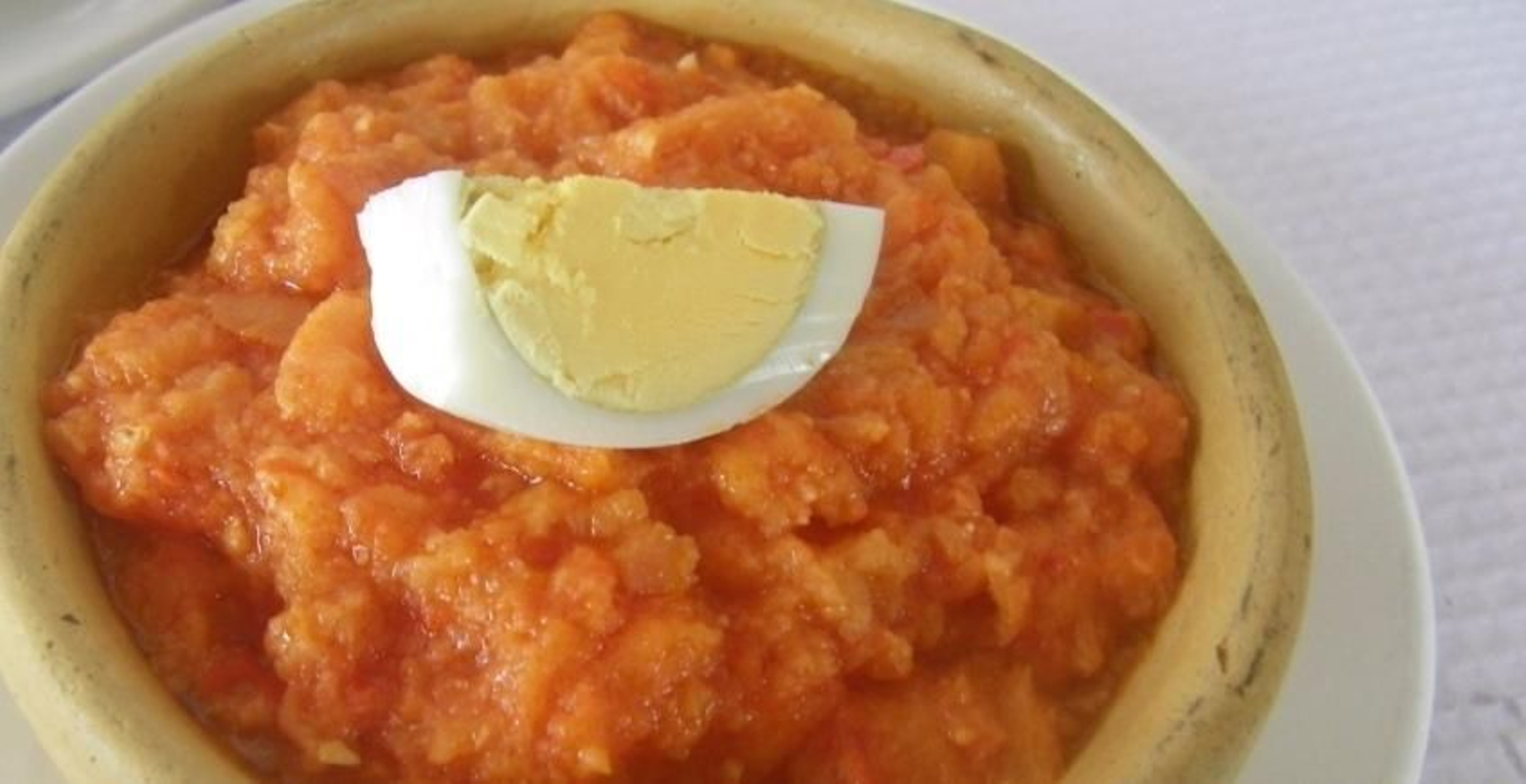 Venta El Cotito Local amplio y con encanto, sobre todo en la zona de barra, decorada con fotos antiguas del establecimiento y también con las chacinas que venden y que ofrecen para tapear. Ofrecen dos versiones del ajo campero, la tradicional de la zona y el ajo lebrijano que Antonio Valle, gerente y cocinero del establecimiento, aprendió a hacer cuando estuvo trabajando en esa zona. Iniciaron la temporada de mosto el 18 de octubre.