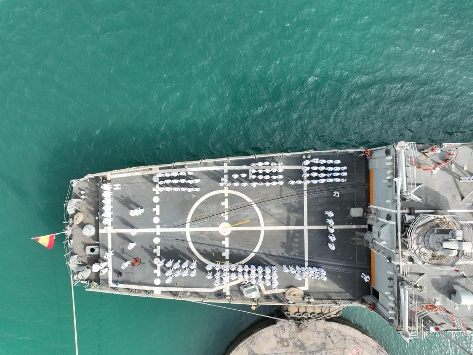 Relevo de mando en la fragata 'Navarra' durante su despliegue en la operación Atalanta.