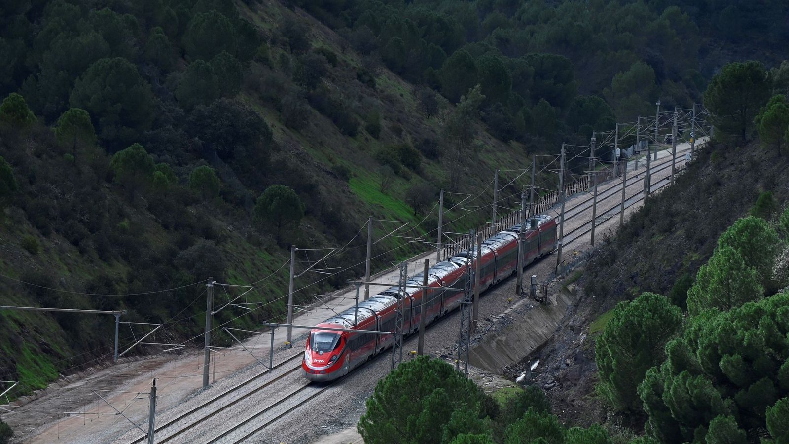 Un Iryo circula por el lugar del accidente ferroviario de Adamuz en el primer día de reapertura de la vía.