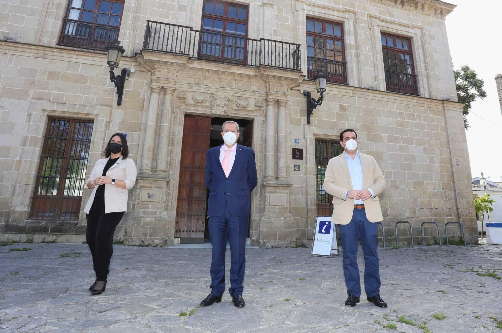 Antonio de Maria, junto a la diputada María de Carmen Martínez y el concejal de Turismo Curro Martínez.