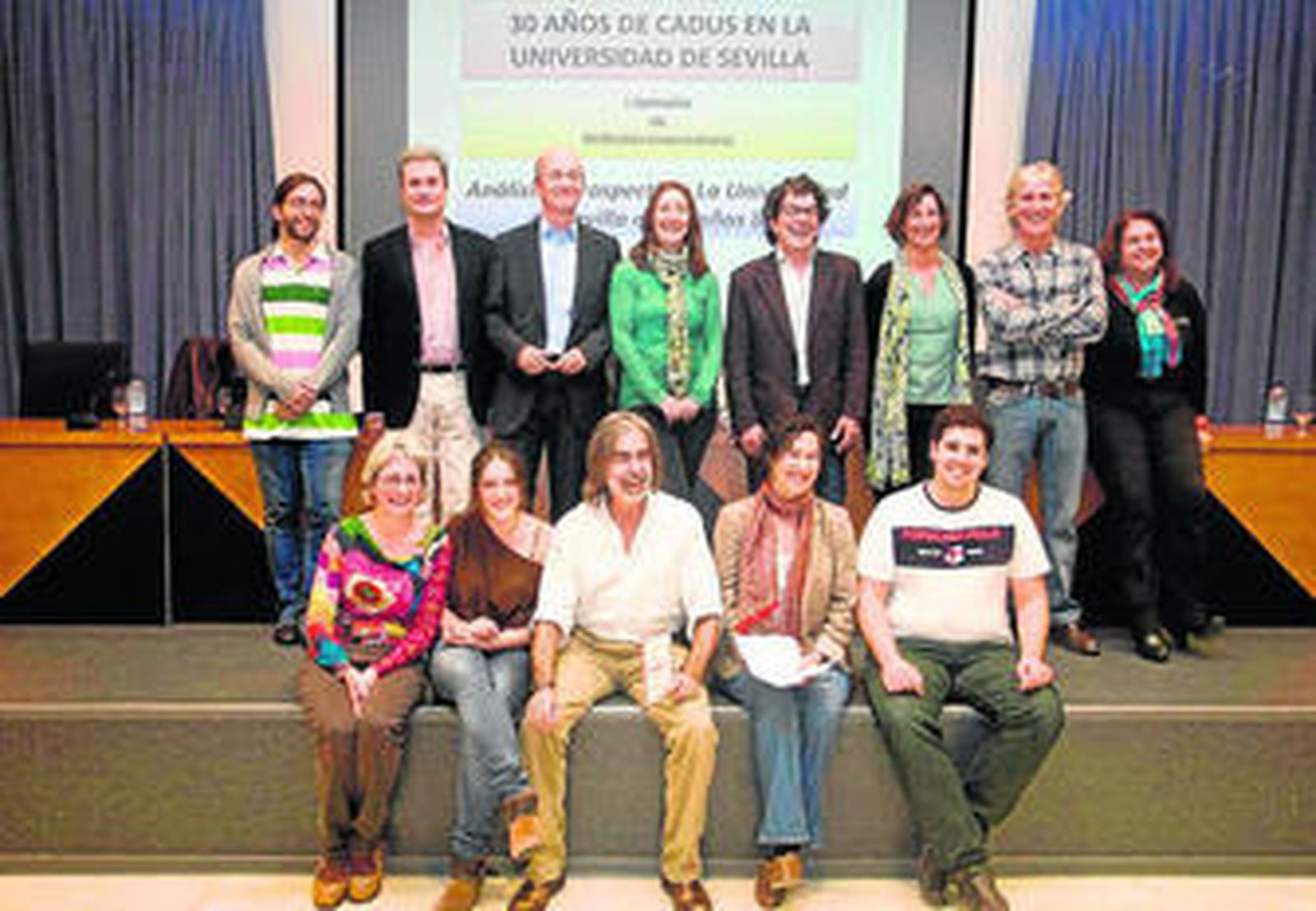 Miembros antiguos y actuales del Cadus durante la presentación de las jornadas.
