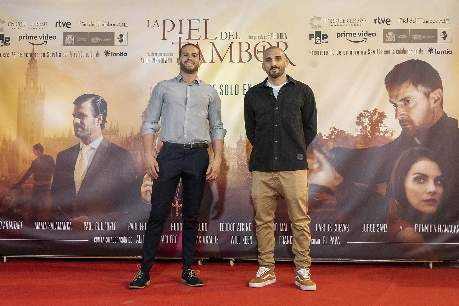 Las imágenes del preestreno de 'La piel del tambor' en Sevilla