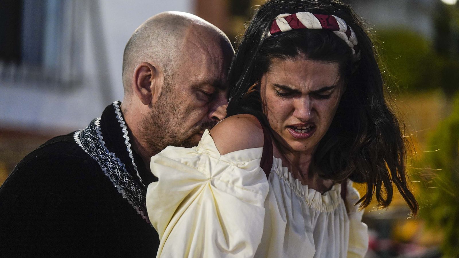 Dos de los actores protagonistas de 'Fuenteovejuna'.