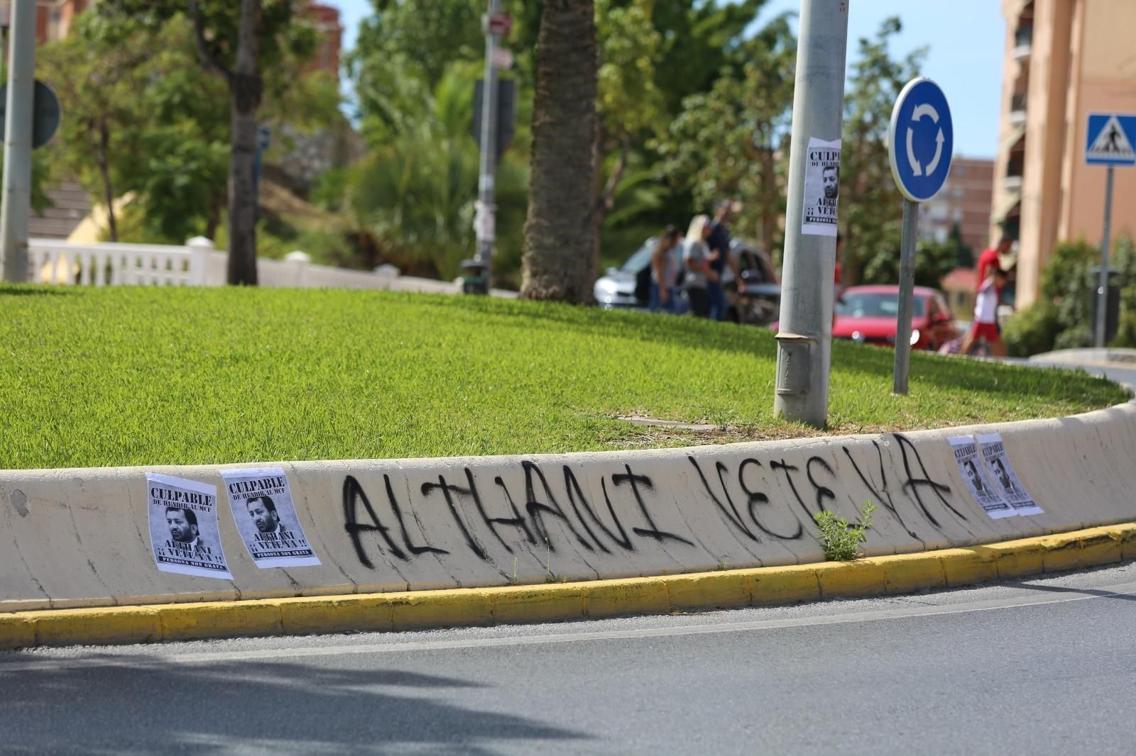 Empapelan la rotonda de Al-Thani y aparecen nuevas pintadas
