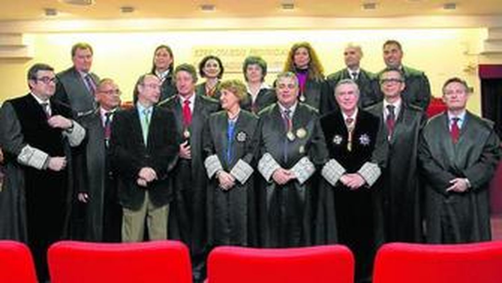 El alcalde asiste al acto y posa junto a la Junta de Gobierno del Colegio de Abogados de Almería.