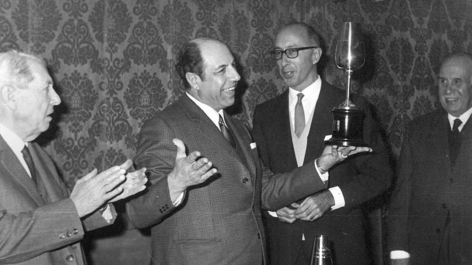 Antonio Mairena, tras recibir el Premio Nacional de Cante en 1971 en un acto celebrado en Jerez.