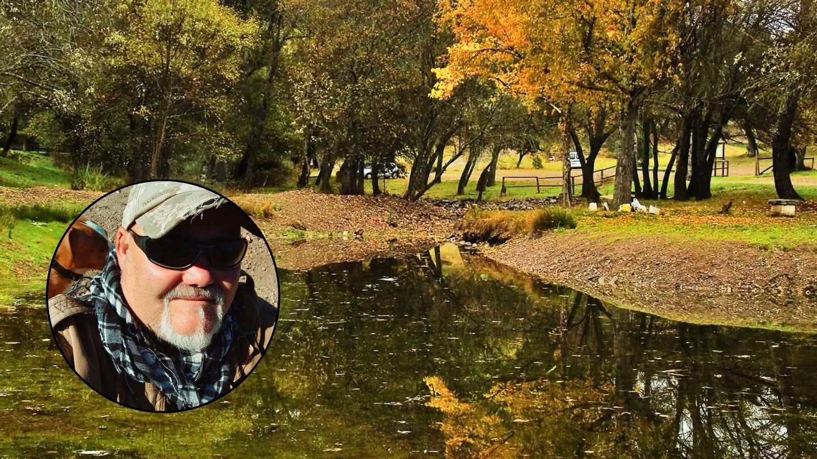 Los colores otoñales tiñen en esta época del año la flora de La Aliseda, en Despeñaperros.