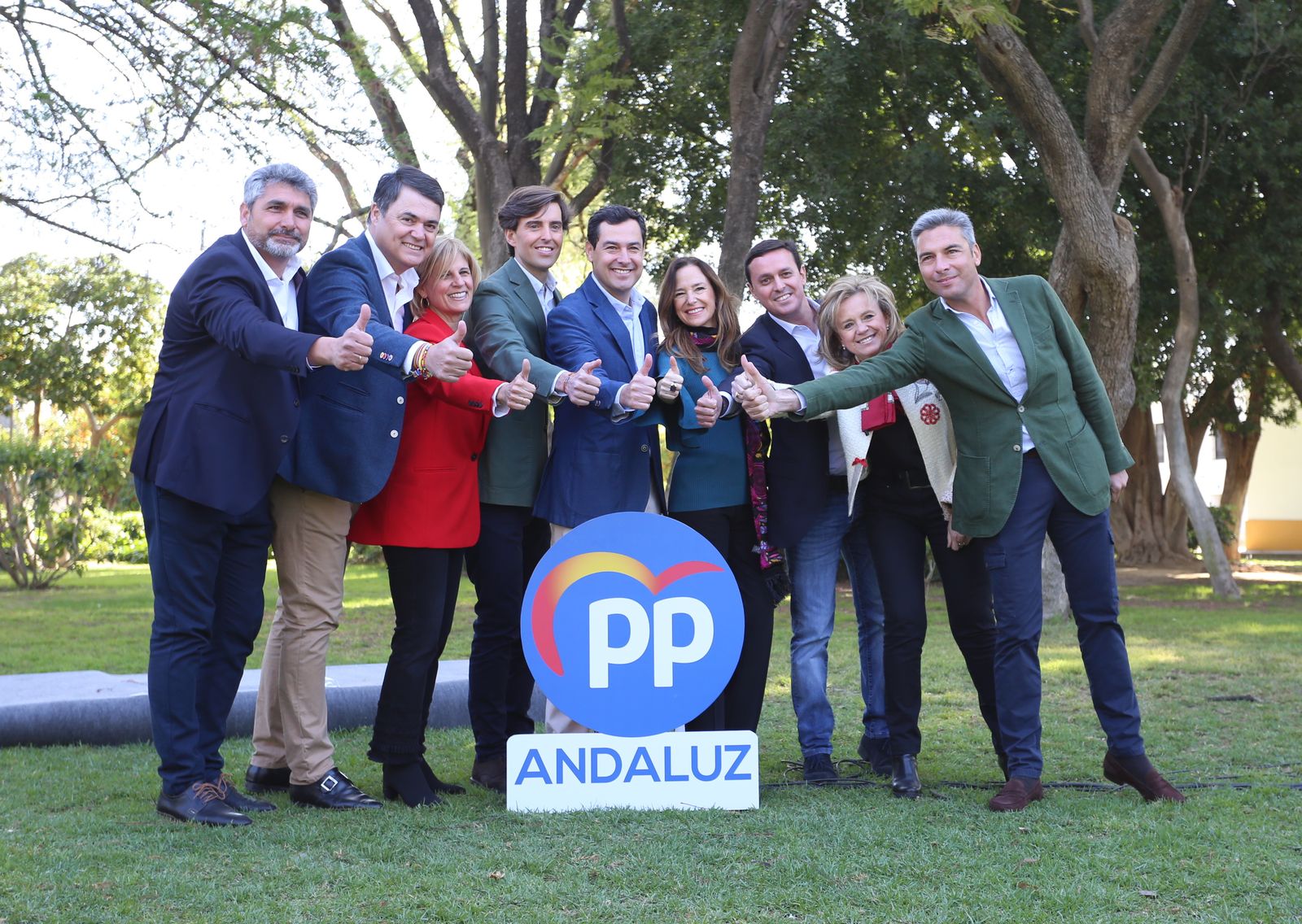 El presidente de la Junta y del PP andaluz, Juanma Moreno, posa con las cabezas de lista para el 28-A.