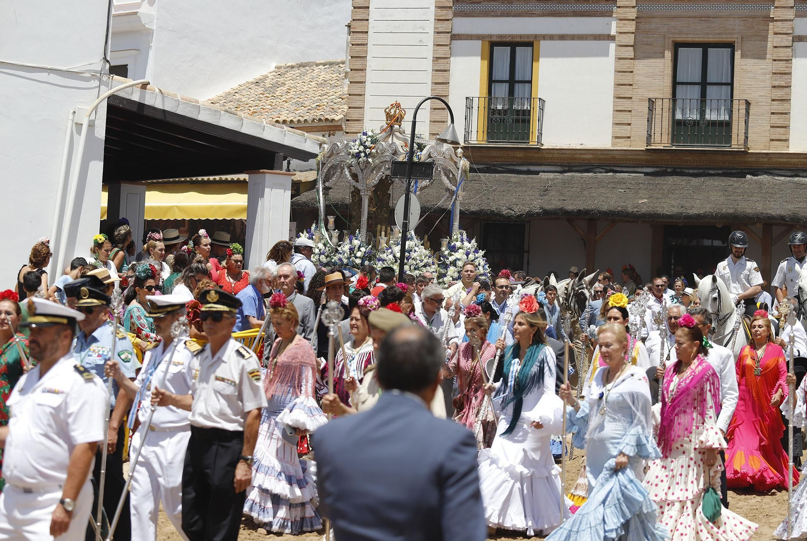 Presentación de la Hermandad de Huelva ante la Blanca Paloma