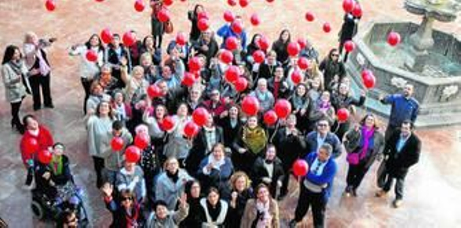 Un momento de la suelta de globos, ayer en el Patio Barroco del Palacio de la Merced, sede de la Diputación.