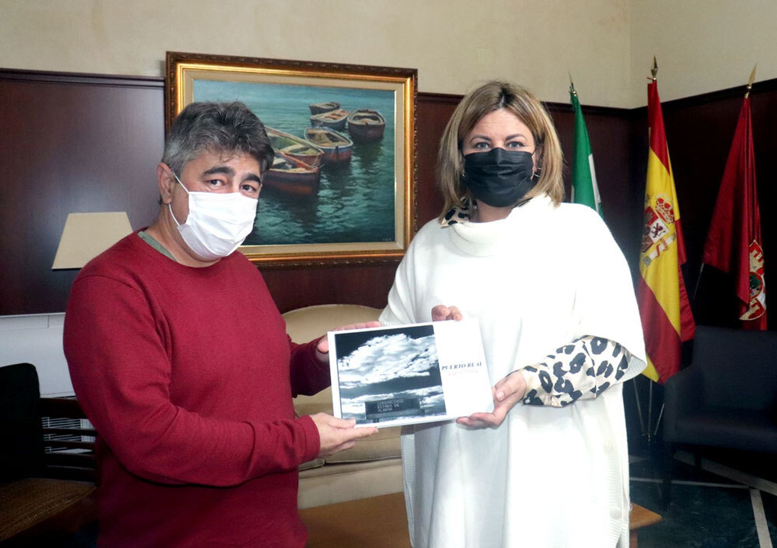 José Antonio Tomás entrega a la alcaldesa las imágenes de su proyecto