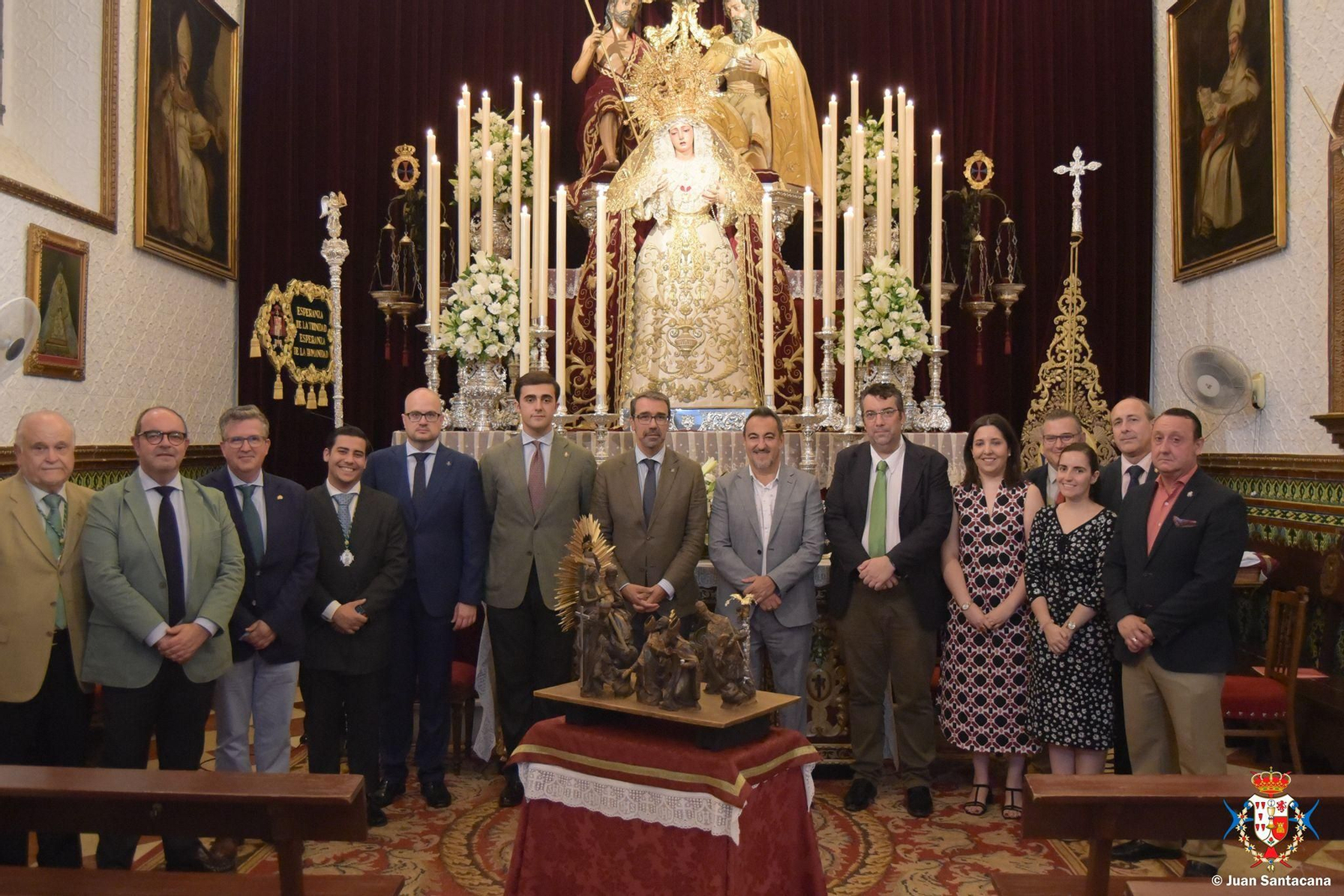 Firma del contrato entre la junta de gobierno y el imaginero