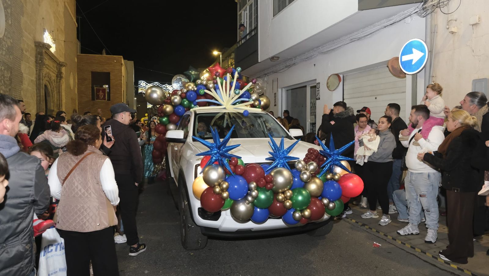 Imágenes de la cabalgata de Huércal de Almería: miles de personas reciben a los Reyes Magos