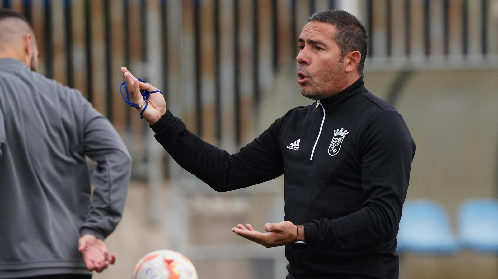 Juan Carlos pide a sus jugadores intensidad los 90 minutos de partido en Bollullos.