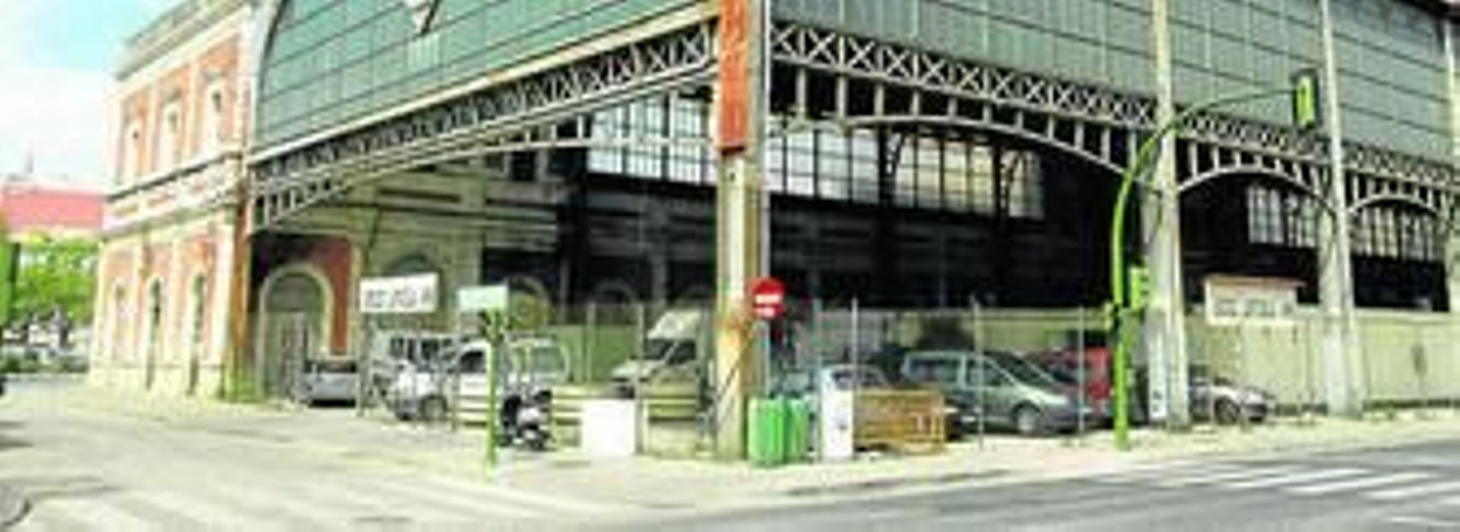 El edificio consta de dos cuerpos separados, uno de ladrillo y otro abierto.