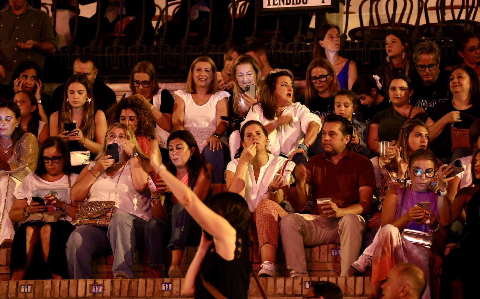 Búscate en el concierto de Hombres G