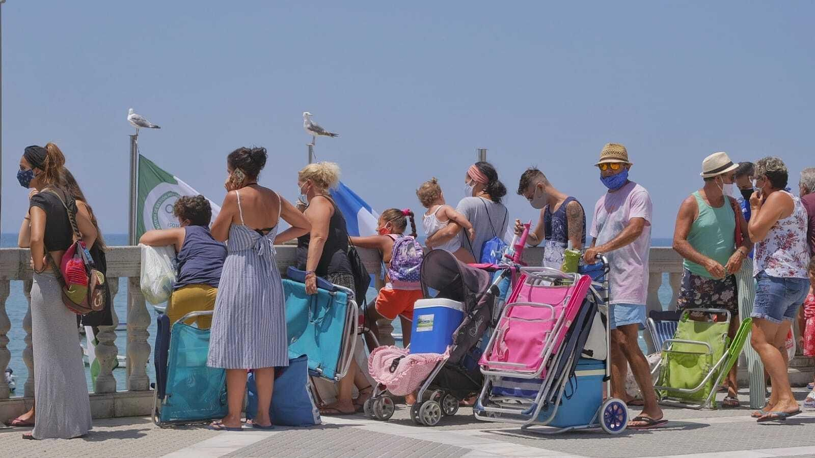 Imágenes inéditas en La Caleta con colas para entrar al completarse el aforo