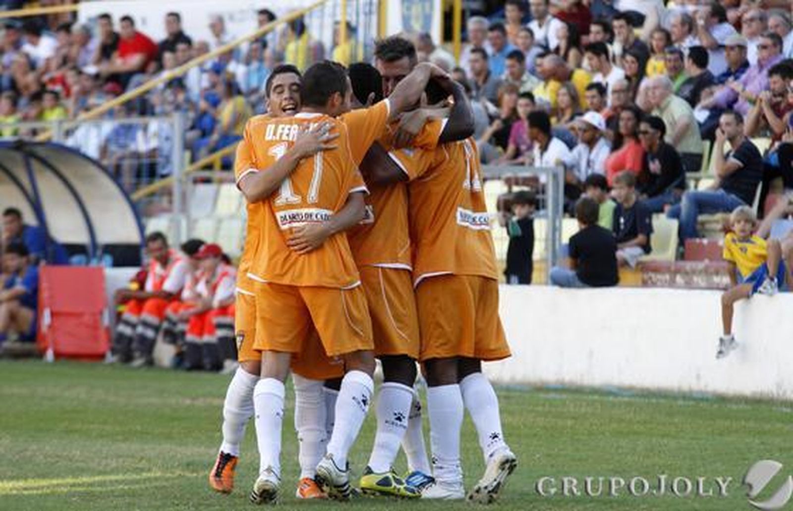 Los amarillos, hoy de naranja, celebran el 0-1, obra de Ikechi. 

Foto: LOF
