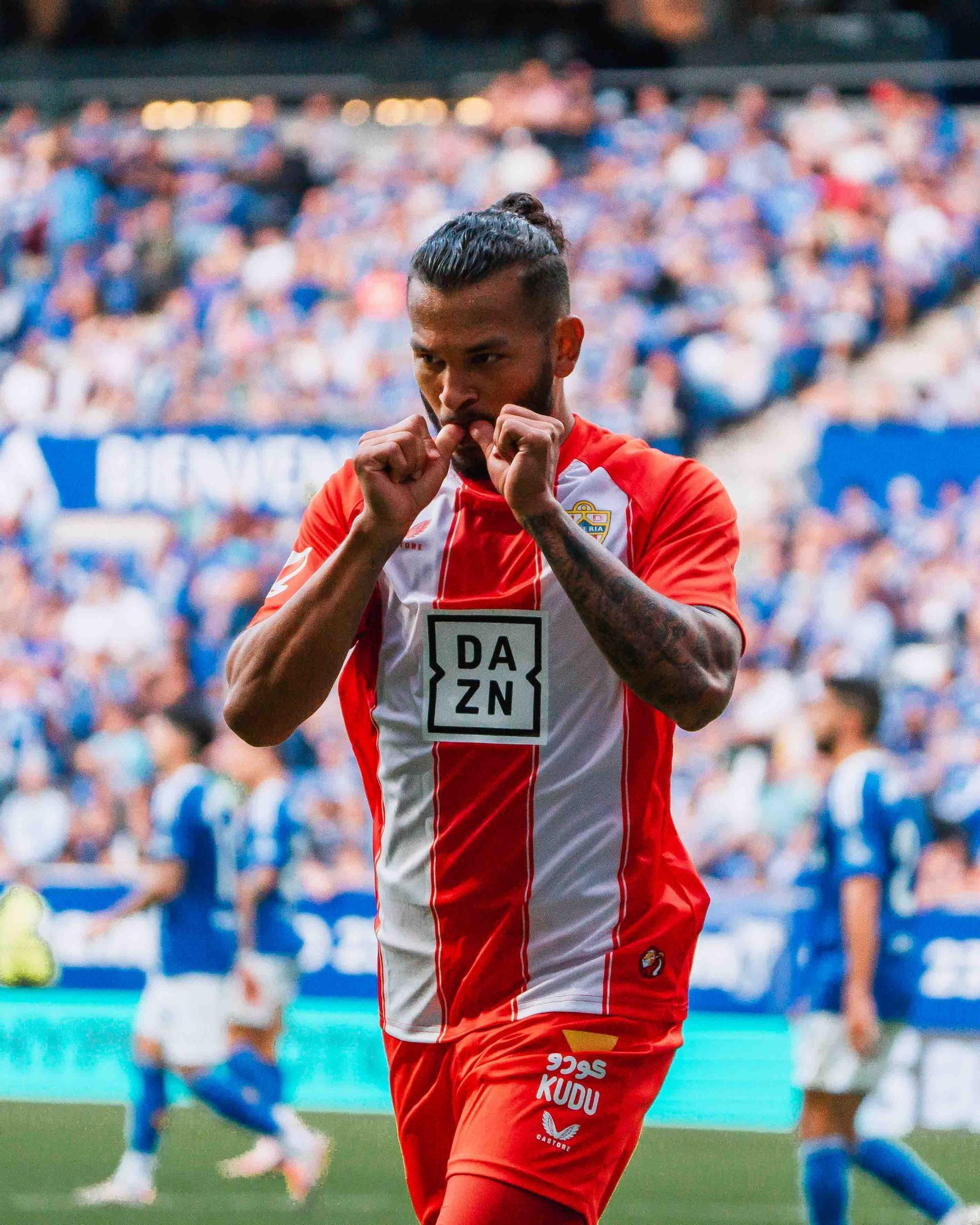 Luis Suárez celebra uno de sus dos tantos en el Carlos Tartiere