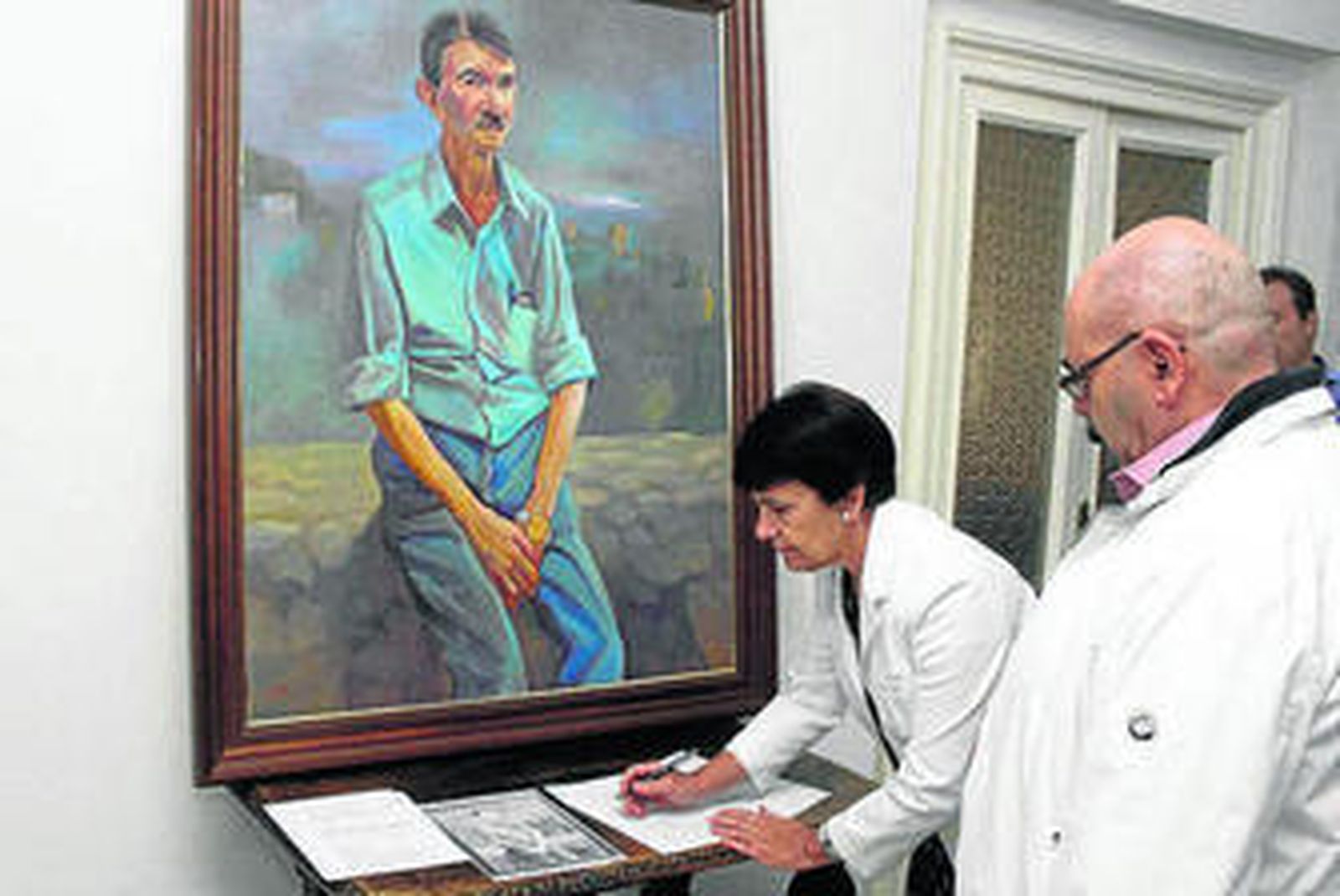 El autor del retrato junto a la directora del centro.