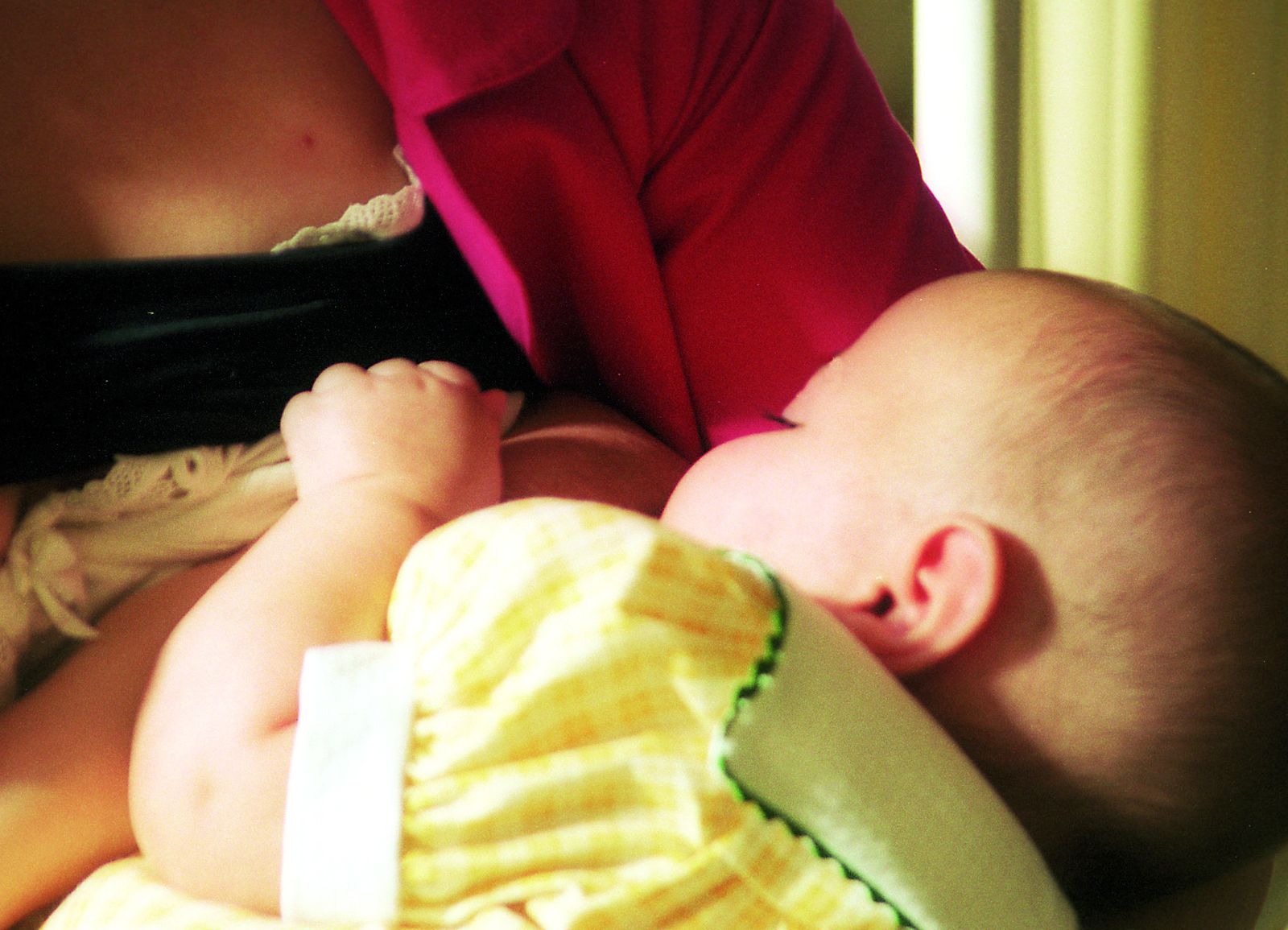 Una mujer da el pecho a su hijo.