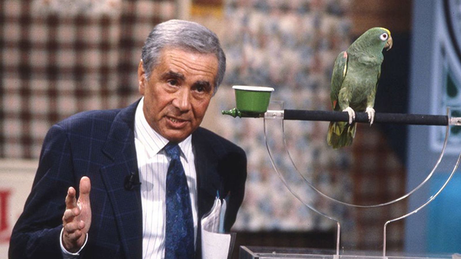 El auténtico Enzo Tortora, con su loro, en la RAI a principios de los años 80