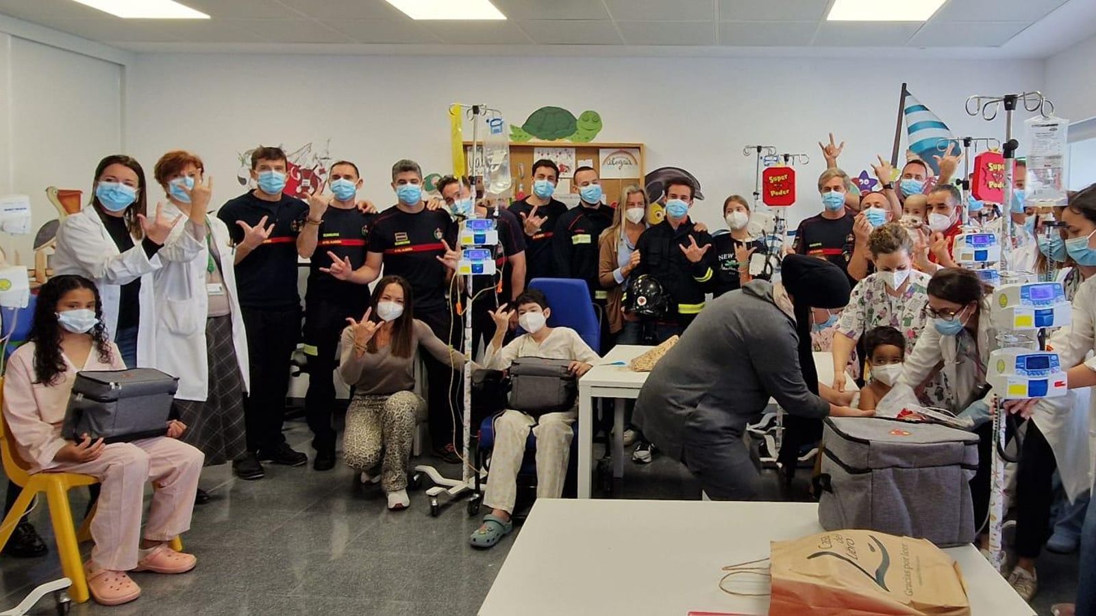 Los Bomberos de Almería han visitado a los niños de Torrecárdenas.