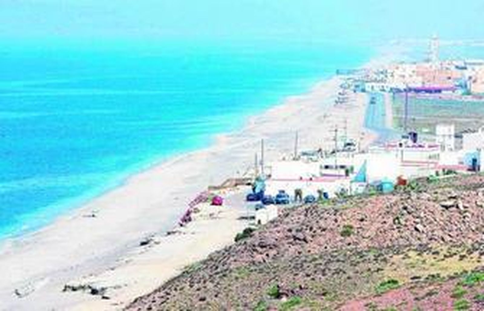 Una vista panorámica de todo Cabo de Gata, en la que se aprecian antiguas y nuevas construcciones.
