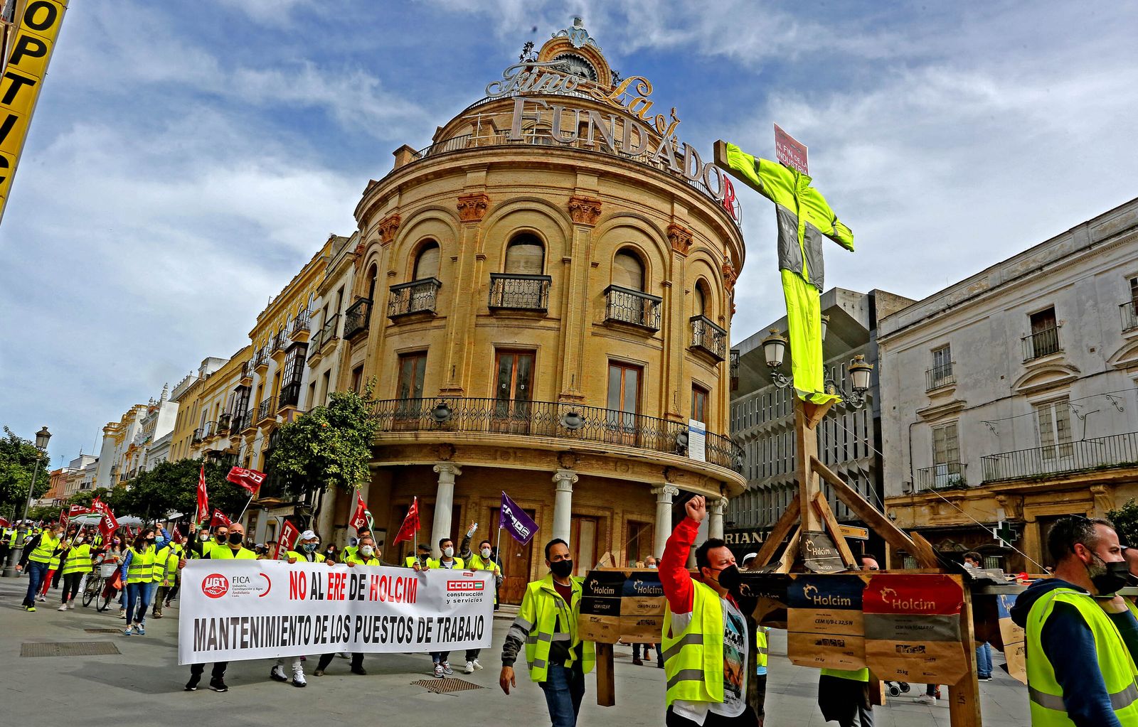 Marcha de los trabajadores contra el ERE de Holcim en Jerez