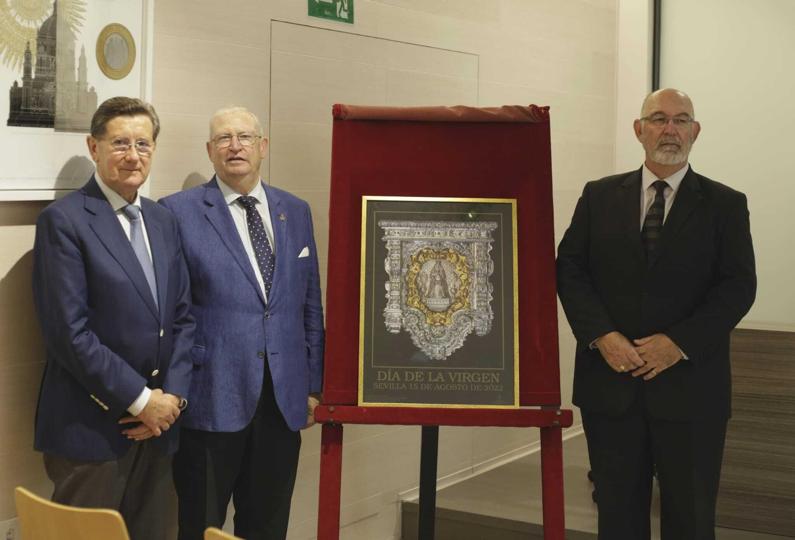 José Luis Cabello, hermano mayor de Pasión, Francisco Vélez, presidente del Consejo; y Antonio Ramos, presidente de la asociación de fieles, con el cartel.