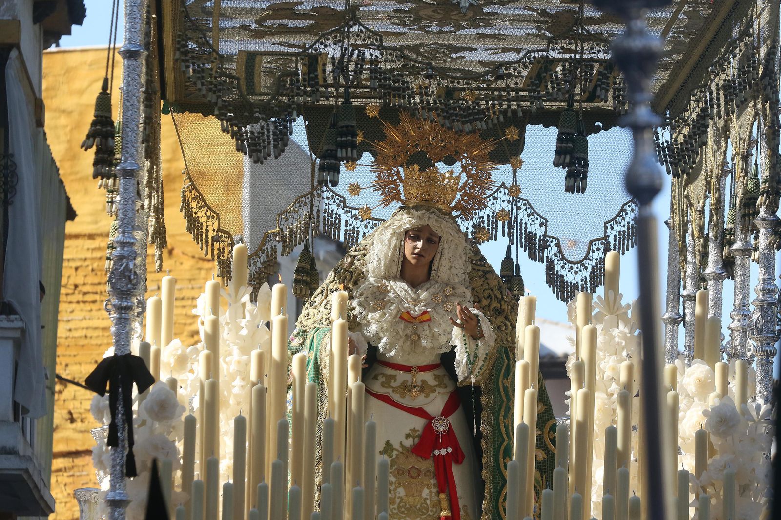 La Virgen de la Esperanza, por los alrededores de la Magdalena.