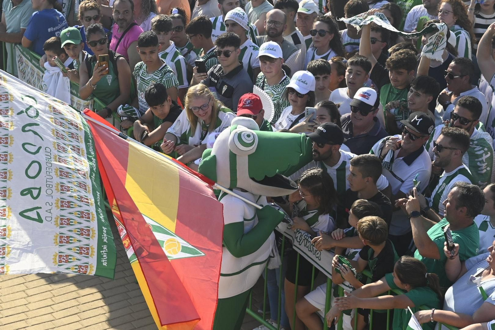 Las mejores imágenes del espectacular recibimiento a los jugadores del Córdoba CF antes de la final por el ascenso