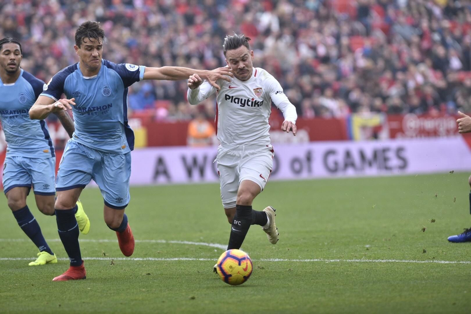 Roque Mesa pugna con un rival.
