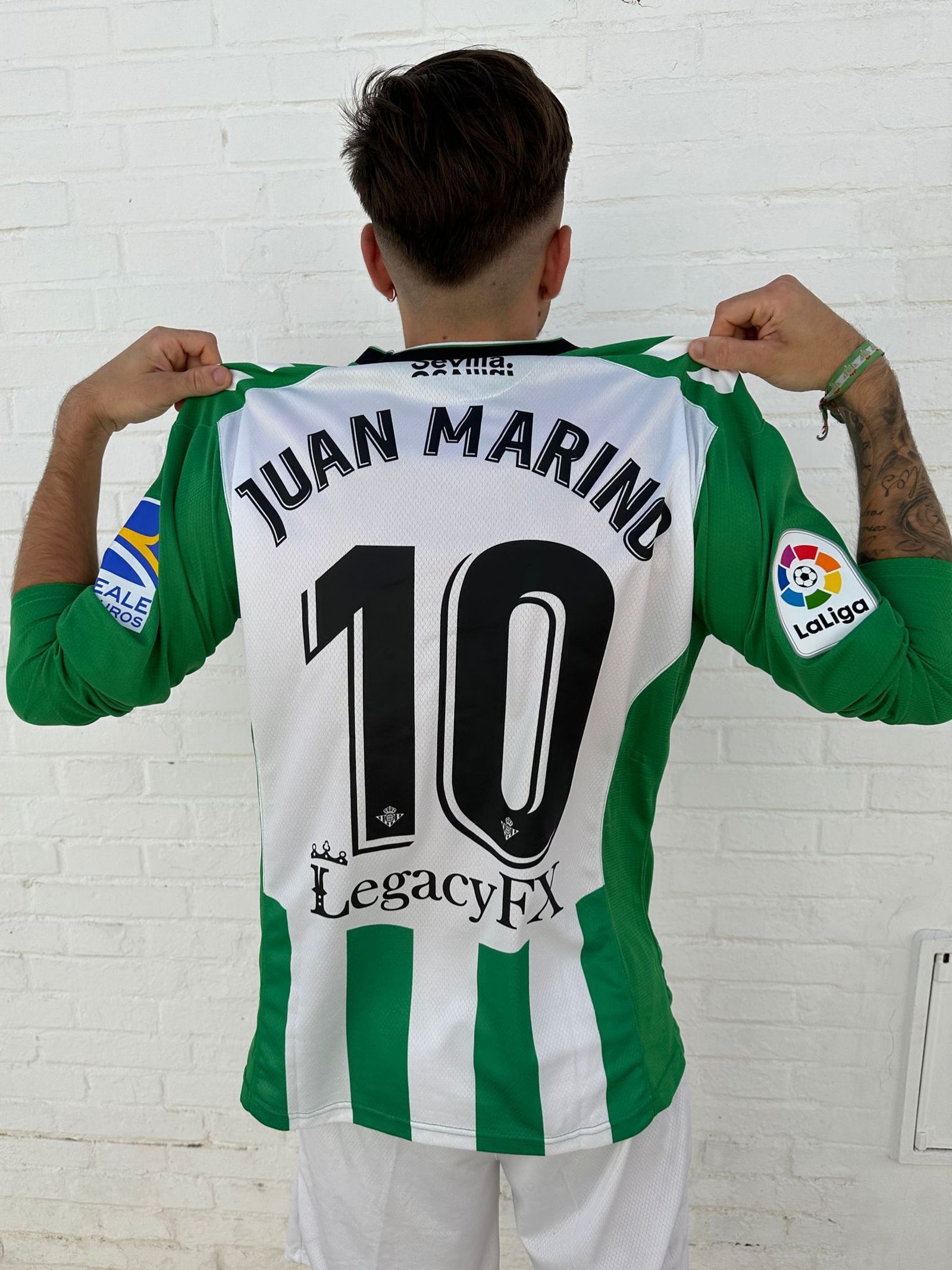 Juan posa con la camiseta del Betis que lleva su nombre.