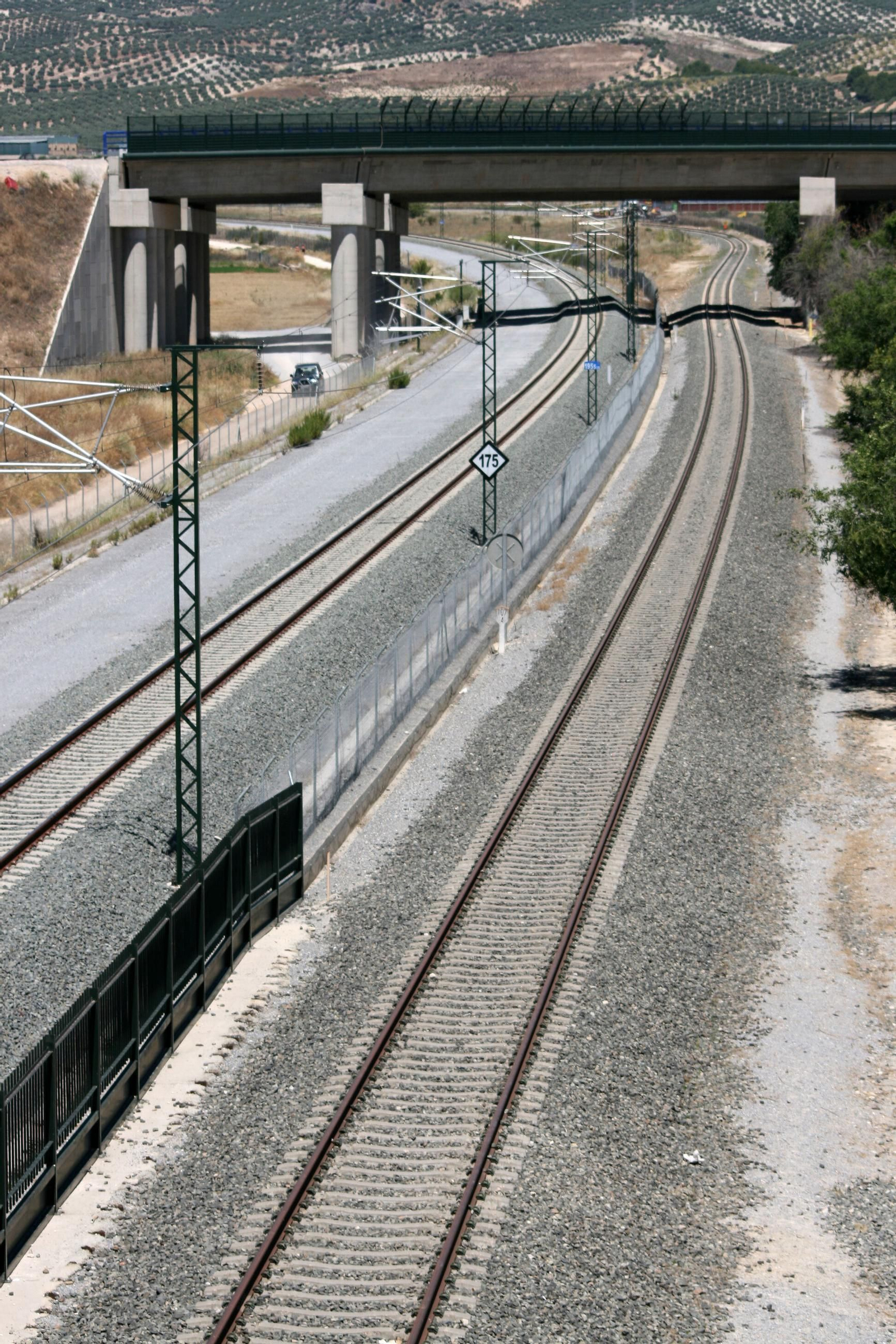 Línea de Alta Velocidad a la izquierda, convencional a la derecha, que dará acceso a la base de mantenimiento en el terreno tras el puente de la imagen