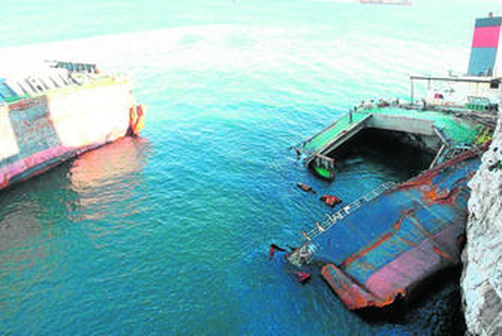 Imágenes de archivo del buque 'Fedra' partido en dos junto a Punta Europa, en Gibraltar.
