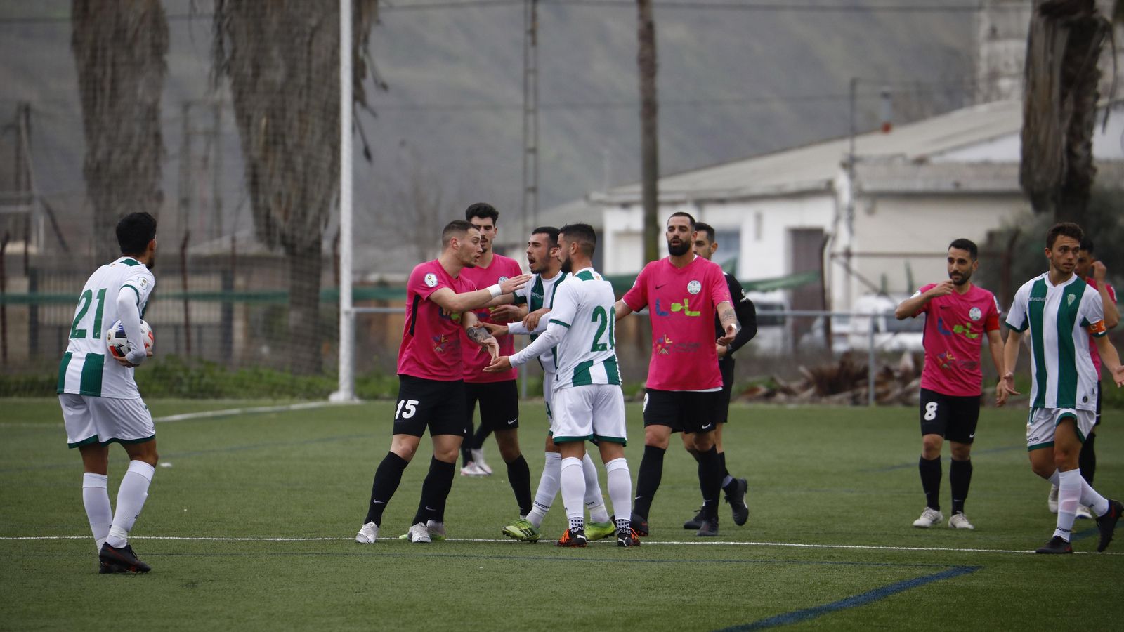 Adrián Ruiz protesta una acción a Diego García ante la presencia de Puga y Juan Delgado.